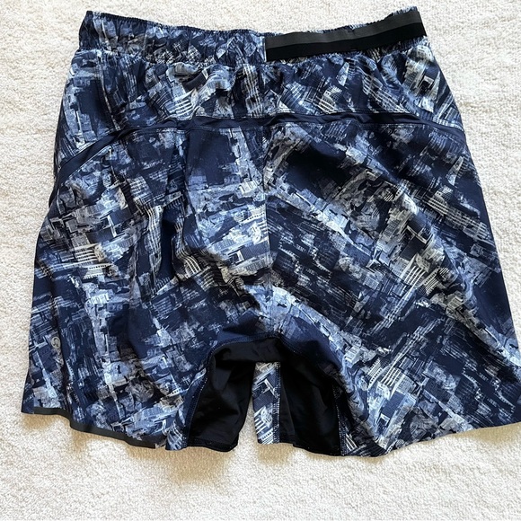 LULULEMON MENS LINED SHORTS SIZE MEDIUM Gym Exercise Workout Wear Stylish - Picture 2 of 8